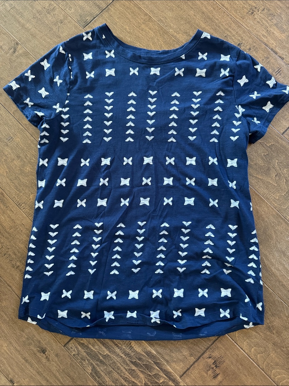 Short-Sleeve Navy Tee with White Geometric Motif